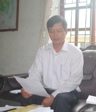 Đại diện ba gia đình mua đất đang trình bày sự việc với Dân trí